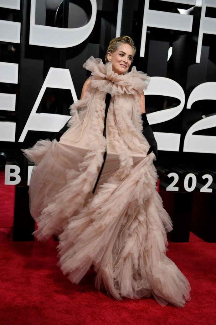 «Крышка от чайника моей бабушки»: Поклонники Шэрон Стоун высмеяли её наряд, в котором актриса появилась на кинофестивале в Саудовской Аравии